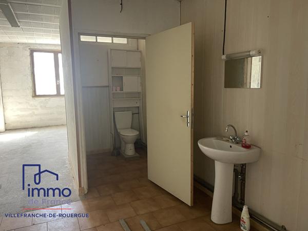 Bel emplacement commercial entrepôt 330 m² + Appartement T5 106 m² sur parcelle de 1360 m²