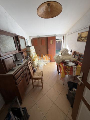 Maison ville à rénover très bien placée.