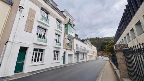 QUIMPER CENTRE (29) – Immeuble de 360 m² habitable avec jardin et garage.