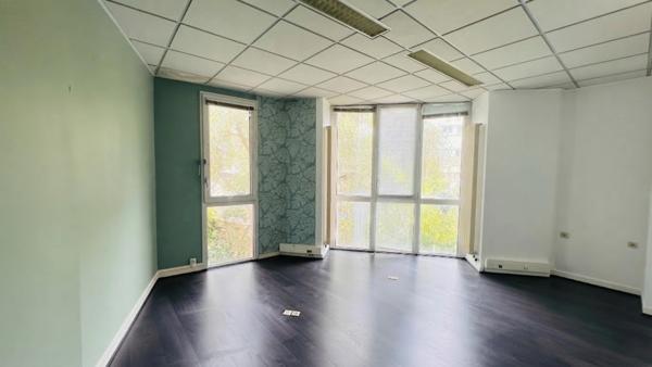 QUIMPER CENTRE (29) – Immeuble de 360 m² habitable avec jardin et garage.