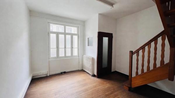 QUIMPER CENTRE (29) – Immeuble de 360 m² habitable avec jardin et garage.