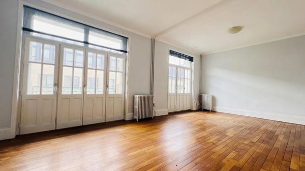 QUIMPER CENTRE (29) – Immeuble de 360 m² habitable avec jardin et garage.