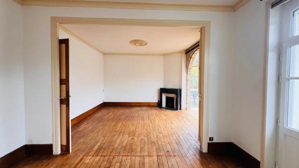 QUIMPER CENTRE (29) – Immeuble de 360 m² habitable avec jardin et garage.