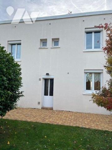 Maison comprenant : 
Au-rez-de-chaussée : entrée, séjour, cuisine, buanderie, Cave et garage....