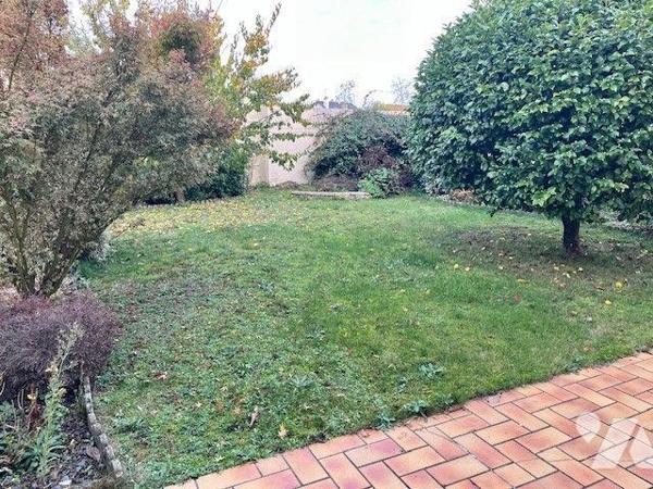 Maison comprenant : 
Au-rez-de-chaussée : entrée, séjour, cuisine, buanderie, Cave et garage....