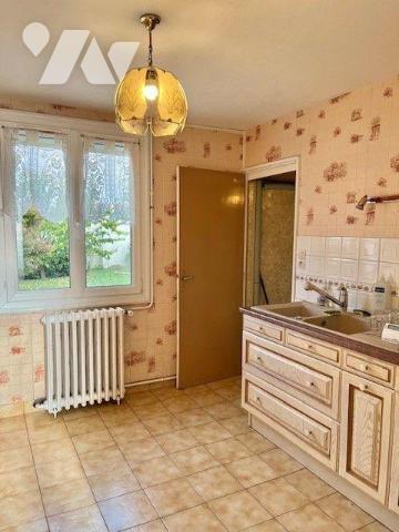 Maison comprenant : 
Au-rez-de-chaussée : entrée, séjour, cuisine, buanderie, Cave et garage....