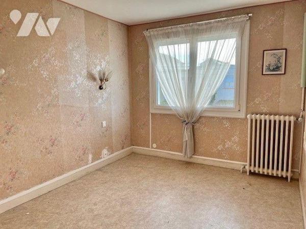 Maison comprenant : 
Au-rez-de-chaussée : entrée, séjour, cuisine, buanderie, Cave et garage....