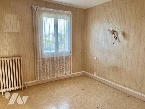 Maison comprenant : 
Au-rez-de-chaussée : entrée, séjour, cuisine, buanderie, Cave et garage....