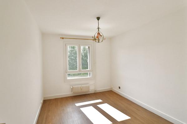 Appartement 4 pièces avec balcons, cave et parking / fort potentiel !