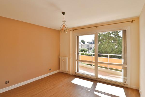 Appartement 4 pièces avec balcons, cave et parking / fort potentiel !