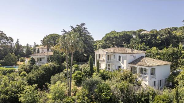Opportunité de rénovation prestigieuse avec vue mer panoramique – Super Cannes