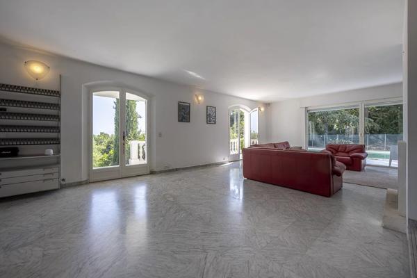 Opportunité de rénovation prestigieuse avec vue mer panoramique – Super Cannes