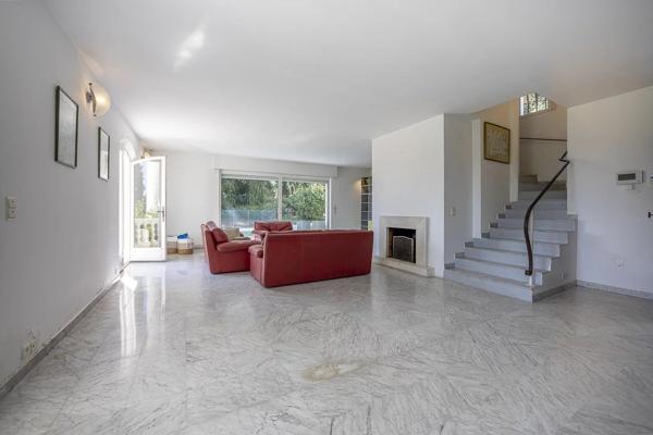 Opportunité de rénovation prestigieuse avec vue mer panoramique – Super Cannes