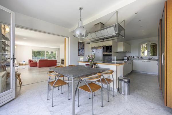 Opportunité de rénovation prestigieuse avec vue mer panoramique – Super Cannes