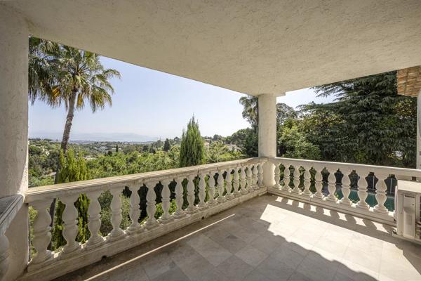 Opportunité de rénovation prestigieuse avec vue mer panoramique – Super Cannes