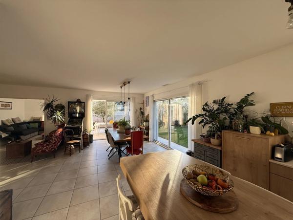 Maison moderne avec jardin