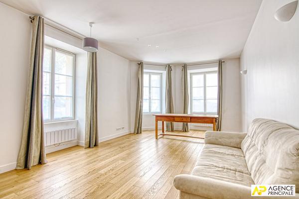 Versailles Mairie Appartement "esprit maison" de 4 pièces 100 m² au sol avec box €680 000 ** - Référence 25914