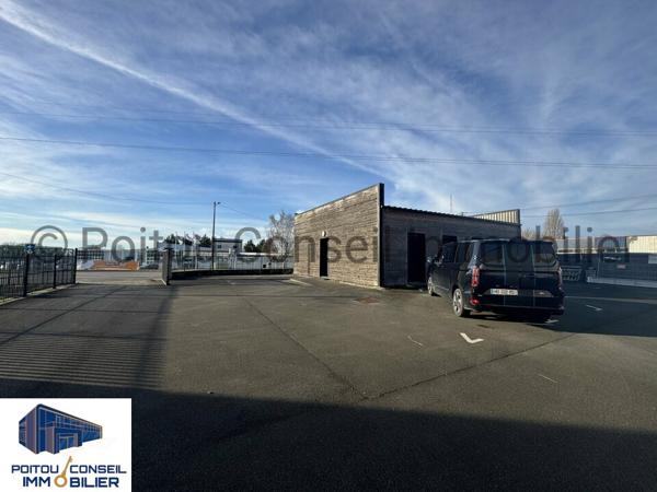 A VENDRE BUREAUX + GARAGE ZONE SAINT LIGUAIRE SUR FONCIER CLOS AVEC PARKINGS ET TRES BELLE VISIBILITE