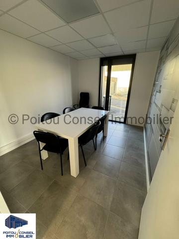 A VENDRE BUREAUX + GARAGE ZONE SAINT LIGUAIRE SUR FONCIER CLOS AVEC PARKINGS ET TRES BELLE VISIBILITE