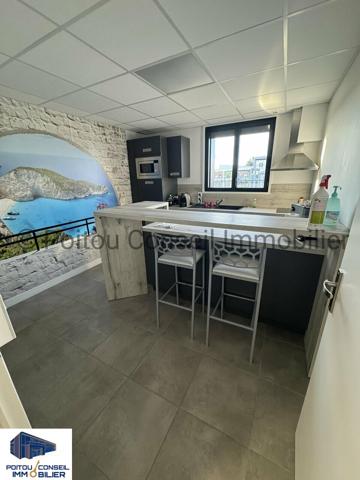A VENDRE BUREAUX + GARAGE ZONE SAINT LIGUAIRE SUR FONCIER CLOS AVEC PARKINGS ET TRES BELLE VISIBILITE