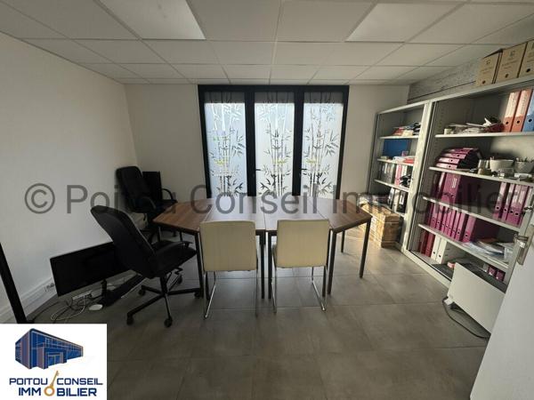 A VENDRE BUREAUX + GARAGE ZONE SAINT LIGUAIRE SUR FONCIER CLOS AVEC PARKINGS ET TRES BELLE VISIBILITE