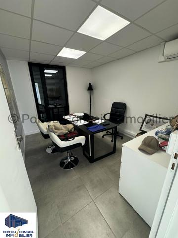 A VENDRE BUREAUX + GARAGE ZONE SAINT LIGUAIRE SUR FONCIER CLOS AVEC PARKINGS ET TRES BELLE VISIBILITE