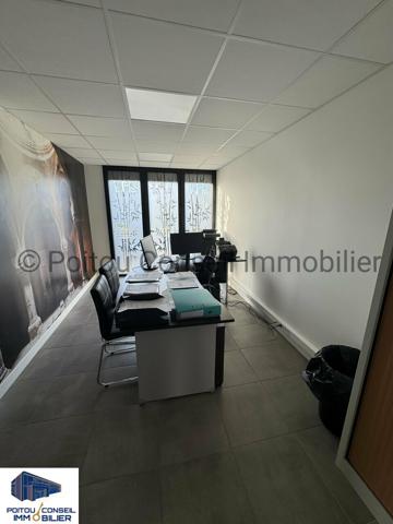 A VENDRE BUREAUX + GARAGE ZONE SAINT LIGUAIRE SUR FONCIER CLOS AVEC PARKINGS ET TRES BELLE VISIBILITE