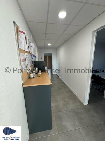 A VENDRE BUREAUX + GARAGE ZONE SAINT LIGUAIRE SUR FONCIER CLOS AVEC PARKINGS ET TRES BELLE VISIBILITE