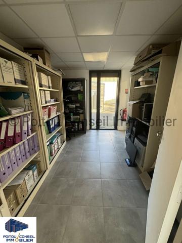 A VENDRE BUREAUX + GARAGE ZONE SAINT LIGUAIRE SUR FONCIER CLOS AVEC PARKINGS ET TRES BELLE VISIBILITE