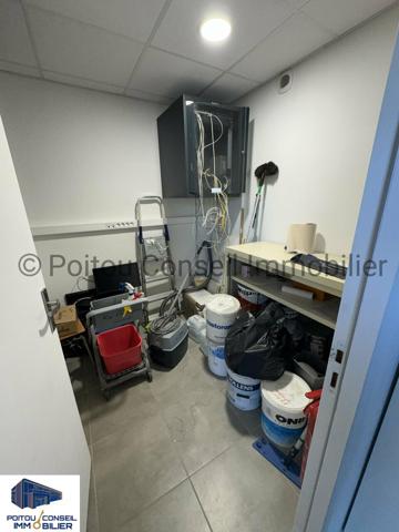 A VENDRE BUREAUX + GARAGE ZONE SAINT LIGUAIRE SUR FONCIER CLOS AVEC PARKINGS ET TRES BELLE VISIBILITE