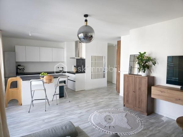 Situé dans une résidence récente de standing construite en 2020, découvrez ce magnifique appartement 4 pièces en parfait état. Alliant confort moderne, excellentes performances énergétiques et finitions de qualité, ce bien est idéal pour une vie de famille sereine.

​🏡 Un intérieur lumineux et parfaitement agencé :
-​Pièce de vie : Un agréable séjour de 30 m² baigné de lumière, avec sa cuisine ouverte moderne et entièrement équipée.
-​Espace nuit : 3 belles chambres, dont une suite parentale de 12 m² avec sa salle de bains privative, et deux chambres de 11 m².
​-Salles d'eau : Une seconde salle de bains indépendante pour optimiser le confort au quotidien.
-​WC : Séparés.

​☀️ Les extérieurs et annexes :
​-Balcons : Deux espaces extérieurs totalisant 17 m², parfaits pour vos moments de détente en plein air.
-​En sous-sol : Une cave saine et une place de stationnement privative sécurisée.

​📍 Une localisation recherchée :
Idéalement situé à Châtenay-Malabry, l'appartement bénéficie d'une proximité immédiate avec les commerces, les écoles, les espaces verts et les équipements sportifs. Accès rapide aux transports pour rejoindre Paris et les communes limitrophes.

​✨ Les plus : Résidence sous garantie décennale, faibles charges énergétiques grâce à l'isolation récente, aucun travaux à prévoir.

Prix négociable !
Une visite s'impose !