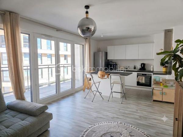 Situé dans une résidence récente de standing construite en 2020, découvrez ce magnifique appartement 4 pièces en parfait état. Alliant confort moderne, excellentes performances énergétiques et finitions de qualité, ce bien est idéal pour une vie de famille sereine.

​🏡 Un intérieur lumineux et parfaitement agencé :
-​Pièce de vie : Un agréable séjour de 30 m² baigné de lumière, avec sa cuisine ouverte moderne et entièrement équipée.
-​Espace nuit : 3 belles chambres, dont une suite parentale de 12 m² avec sa salle de bains privative, et deux chambres de 11 m².
​-Salles d'eau : Une seconde salle de bains indépendante pour optimiser le confort au quotidien.
-​WC : Séparés.

​☀️ Les extérieurs et annexes :
​-Balcons : Deux espaces extérieurs totalisant 17 m², parfaits pour vos moments de détente en plein air.
-​En sous-sol : Une cave saine et une place de stationnement privative sécurisée.

​📍 Une localisation recherchée :
Idéalement situé à Châtenay-Malabry, l'appartement bénéficie d'une proximité immédiate avec les commerces, les écoles, les espaces verts et les équipements sportifs. Accès rapide aux transports pour rejoindre Paris et les communes limitrophes.

​✨ Les plus : Résidence sous garantie décennale, faibles charges énergétiques grâce à l'isolation récente, aucun travaux à prévoir.

Prix négociable !
Une visite s'impose !