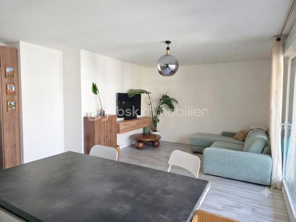 Situé dans une résidence récente de standing construite en 2020, découvrez ce magnifique appartement 4 pièces en parfait état. Alliant confort moderne, excellentes performances énergétiques et finitions de qualité, ce bien est idéal pour une vie de famille sereine.

​🏡 Un intérieur lumineux et parfaitement agencé :
-​Pièce de vie : Un agréable séjour de 30 m² baigné de lumière, avec sa cuisine ouverte moderne et entièrement équipée.
-​Espace nuit : 3 belles chambres, dont une suite parentale de 12 m² avec sa salle de bains privative, et deux chambres de 11 m².
​-Salles d'eau : Une seconde salle de bains indépendante pour optimiser le confort au quotidien.
-​WC : Séparés.

​☀️ Les extérieurs et annexes :
​-Balcons : Deux espaces extérieurs totalisant 17 m², parfaits pour vos moments de détente en plein air.
-​En sous-sol : Une cave saine et une place de stationnement privative sécurisée.

​📍 Une localisation recherchée :
Idéalement situé à Châtenay-Malabry, l'appartement bénéficie d'une proximité immédiate avec les commerces, les écoles, les espaces verts et les équipements sportifs. Accès rapide aux transports pour rejoindre Paris et les communes limitrophes.

​✨ Les plus : Résidence sous garantie décennale, faibles charges énergétiques grâce à l'isolation récente, aucun travaux à prévoir.

Prix négociable !
Une visite s'impose !