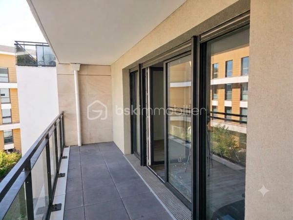 Situé dans une résidence récente de standing construite en 2020, découvrez ce magnifique appartement 4 pièces en parfait état. Alliant confort moderne, excellentes performances énergétiques et finitions de qualité, ce bien est idéal pour une vie de famille sereine.

​🏡 Un intérieur lumineux et parfaitement agencé :
-​Pièce de vie : Un agréable séjour de 30 m² baigné de lumière, avec sa cuisine ouverte moderne et entièrement équipée.
-​Espace nuit : 3 belles chambres, dont une suite parentale de 12 m² avec sa salle de bains privative, et deux chambres de 11 m².
​-Salles d'eau : Une seconde salle de bains indépendante pour optimiser le confort au quotidien.
-​WC : Séparés.

​☀️ Les extérieurs et annexes :
​-Balcons : Deux espaces extérieurs totalisant 17 m², parfaits pour vos moments de détente en plein air.
-​En sous-sol : Une cave saine et une place de stationnement privative sécurisée.

​📍 Une localisation recherchée :
Idéalement situé à Châtenay-Malabry, l'appartement bénéficie d'une proximité immédiate avec les commerces, les écoles, les espaces verts et les équipements sportifs. Accès rapide aux transports pour rejoindre Paris et les communes limitrophes.

​✨ Les plus : Résidence sous garantie décennale, faibles charges énergétiques grâce à l'isolation récente, aucun travaux à prévoir.

Prix négociable !
Une visite s'impose !