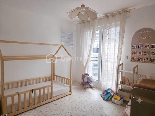 Situé dans une résidence récente de standing construite en 2020, découvrez ce magnifique appartement 4 pièces en parfait état. Alliant confort moderne, excellentes performances énergétiques et finitions de qualité, ce bien est idéal pour une vie de famille sereine.

​🏡 Un intérieur lumineux et parfaitement agencé :
-​Pièce de vie : Un agréable séjour de 30 m² baigné de lumière, avec sa cuisine ouverte moderne et entièrement équipée.
-​Espace nuit : 3 belles chambres, dont une suite parentale de 12 m² avec sa salle de bains privative, et deux chambres de 11 m².
​-Salles d'eau : Une seconde salle de bains indépendante pour optimiser le confort au quotidien.
-​WC : Séparés.

​☀️ Les extérieurs et annexes :
​-Balcons : Deux espaces extérieurs totalisant 17 m², parfaits pour vos moments de détente en plein air.
-​En sous-sol : Une cave saine et une place de stationnement privative sécurisée.

​📍 Une localisation recherchée :
Idéalement situé à Châtenay-Malabry, l'appartement bénéficie d'une proximité immédiate avec les commerces, les écoles, les espaces verts et les équipements sportifs. Accès rapide aux transports pour rejoindre Paris et les communes limitrophes.

​✨ Les plus : Résidence sous garantie décennale, faibles charges énergétiques grâce à l'isolation récente, aucun travaux à prévoir.

Prix négociable !
Une visite s'impose !