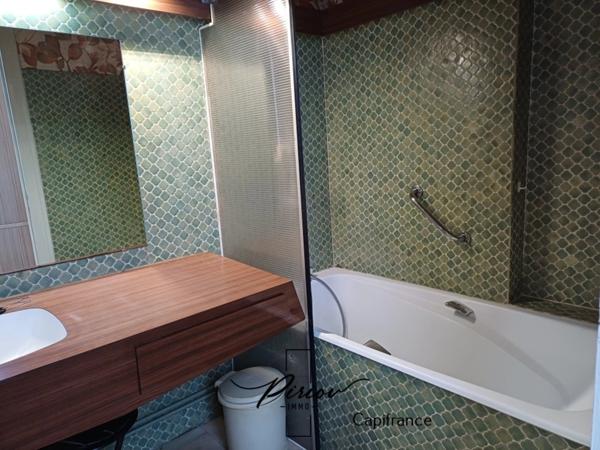 Maison 4/5 chambres - deux espaces - 2 grands hangars