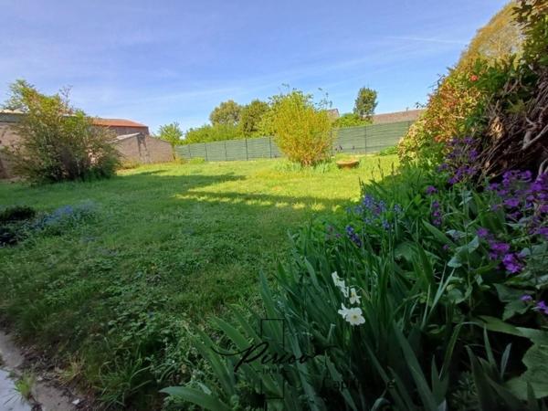 Maison 4/5 chambres - deux espaces - 2 grands hangars