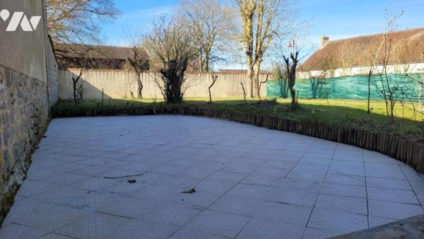 Sur VILLENEUVE EN PERSEIGNE, maison en pierres de 183m² habitable