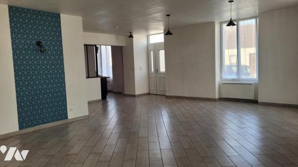 Sur VILLENEUVE EN PERSEIGNE, maison en pierres de 183m² habitable