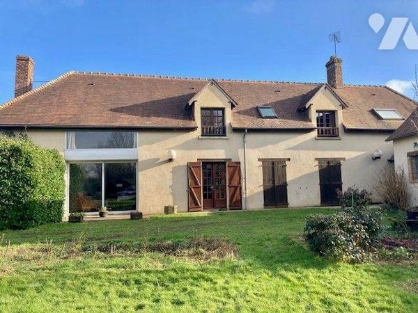 Belle fermette au calme avec un beau terrain, à proximité des commodités, comprenant 
au rez-d...