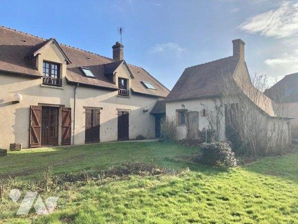 Belle fermette au calme avec un beau terrain, à proximité des commodités, comprenant 
au rez-d...