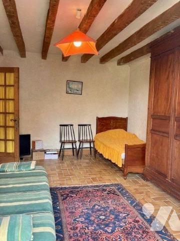 Belle fermette au calme avec un beau terrain, à proximité des commodités, comprenant 
au rez-d...