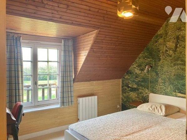 Belle fermette au calme avec un beau terrain, à proximité des commodités, comprenant 
au rez-d...