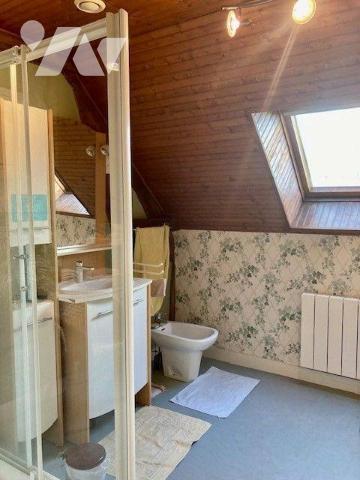 Belle fermette au calme avec un beau terrain, à proximité des commodités, comprenant 
au rez-d...