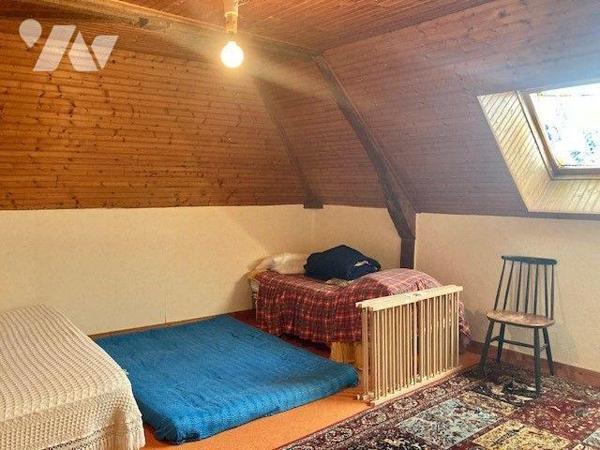 Belle fermette au calme avec un beau terrain, à proximité des commodités, comprenant 
au rez-d...