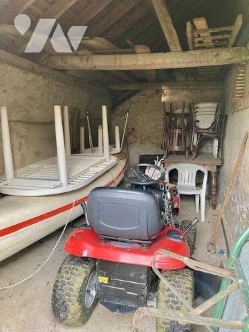 Belle fermette au calme avec un beau terrain, à proximité des commodités, comprenant 
au rez-d...