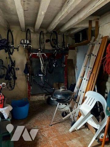 Belle fermette au calme avec un beau terrain, à proximité des commodités, comprenant 
au rez-d...