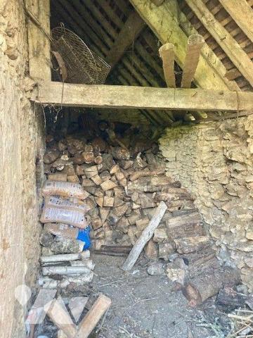 Belle fermette au calme avec un beau terrain, à proximité des commodités, comprenant 
au rez-d...