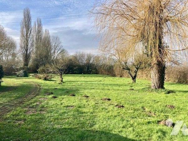Belle fermette au calme avec un beau terrain, à proximité des commodités, comprenant 
au rez-d...