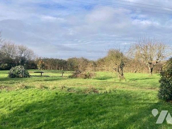 Belle fermette au calme avec un beau terrain, à proximité des commodités, comprenant 
au rez-d...